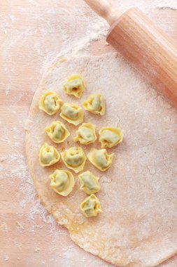 ham tortellini ve oklava ile hamur