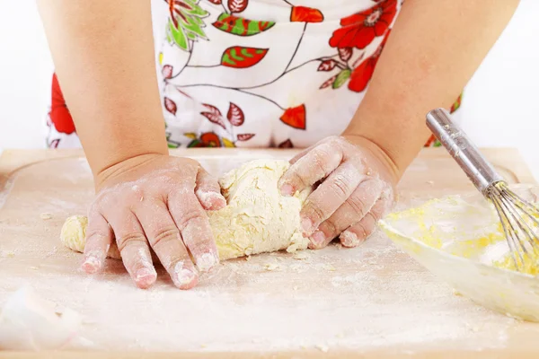 Kobieta Kneading ciasto — Zdjęcie stockowe