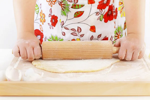 Nő gördülő tészta használ a sodrófa — Stock Fotó