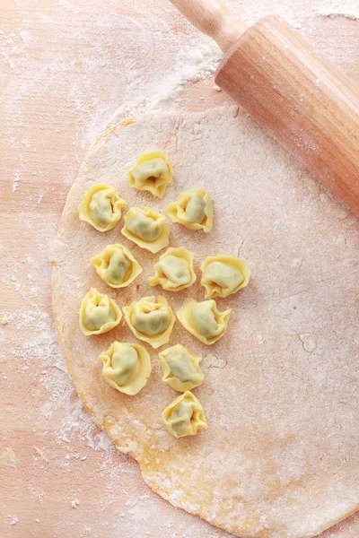 Tészta nyers tortellini és sodrófa — Stock Fotó