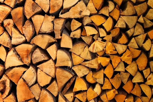 Pilha de troncos de madeira prontos para o inverno — Fotografia de Stock