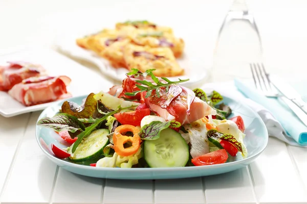 Salada de legumes com rolos de prosciutto — Fotografia de Stock