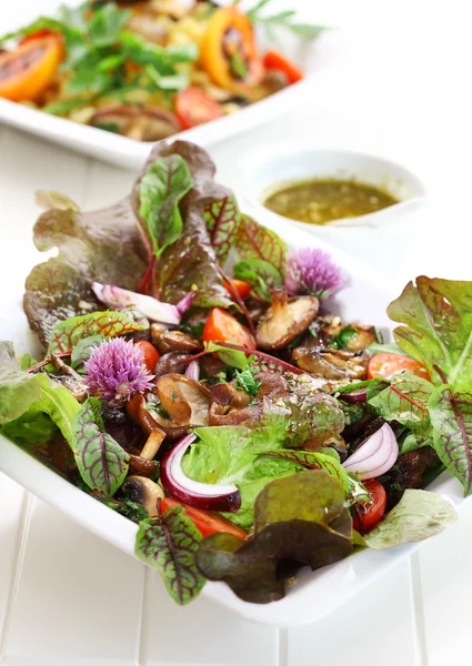 Kalorienarmer Salat mit Pilzen — Stockfoto