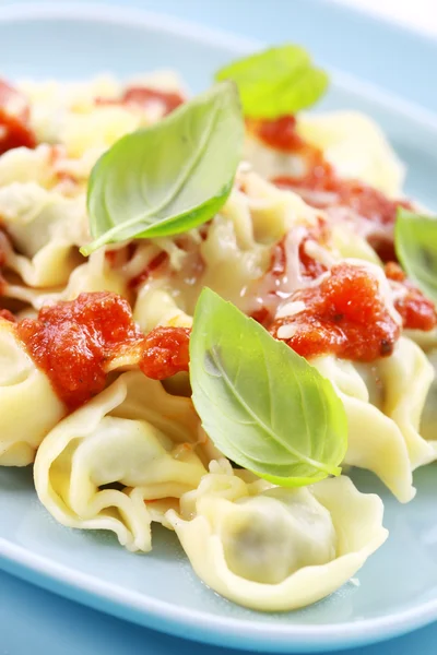 Small tortellini with tomato sauce and cheese — Stock Photo, Image
