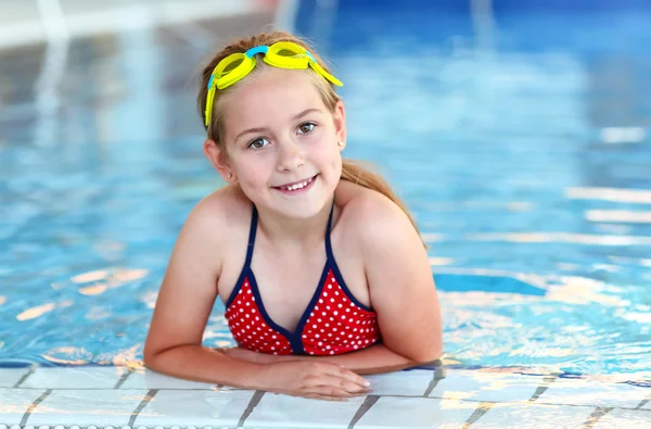 Girl with goggles in swimming pool — Stock Photo, Image