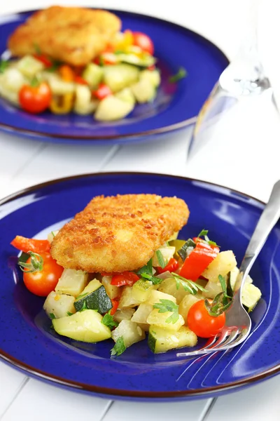 Filete de pescado frito sobre verduras —  Fotos de Stock
