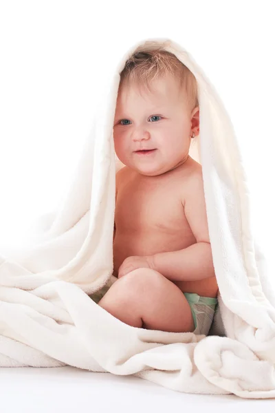 Roztomilé dítě zabalené v bílou deku — Stock fotografie