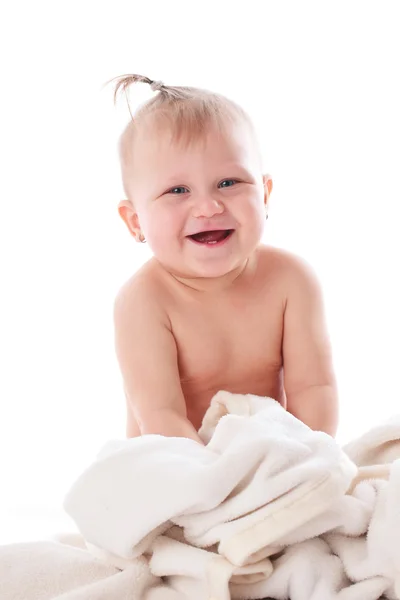 Beyaz battaniye ile oynarken sevimli bebek — Stok fotoğraf