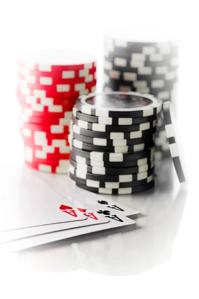 Cartes à jouer et jetons de poker — Photo