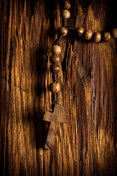 Cuentas de rosario de madera colgando —  Fotos de Stock