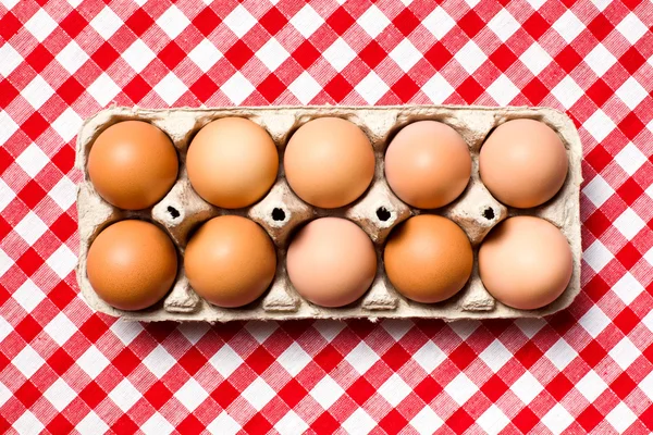 Bruna ägg i ägg-rutan — Stockfoto