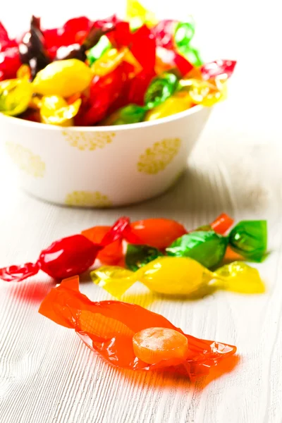 Gekleurde snoep verpakt in folie — Stockfoto