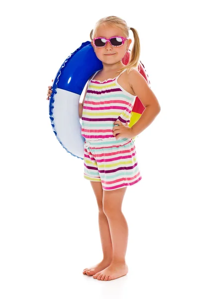 Menina pequena com óculos de sol e anel inflável — Fotografia de Stock