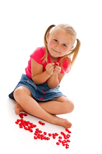 小女孩用红色的心 — 图库照片