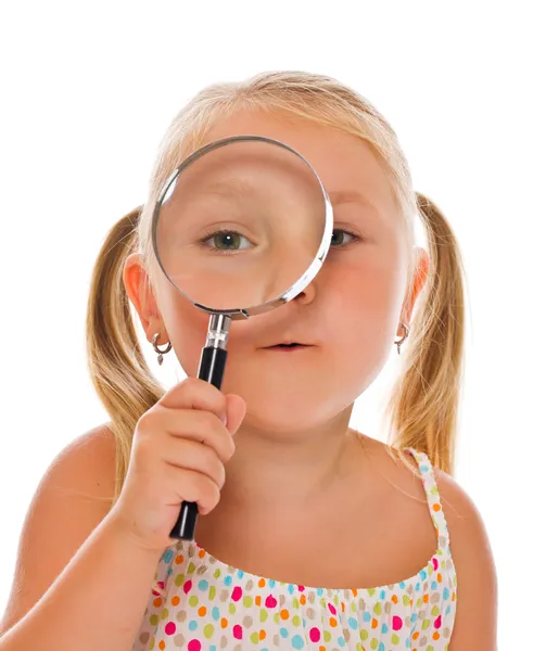 La niña mirando a través de una lupa — Foto de Stock