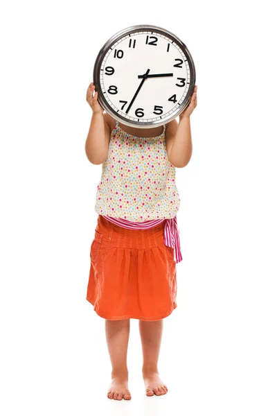 Holčička drží nástěnné hodiny v ruce — Stock fotografie