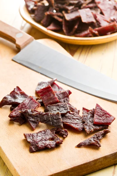 Вкусное вяленое мясо — стоковое фото