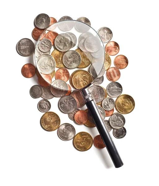 Amerikaanse munten onder een vergrootglas — Stockfoto
