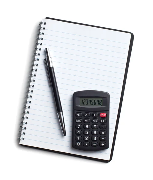 Калькулятор и ручка на чистом блокноте — стоковое фото