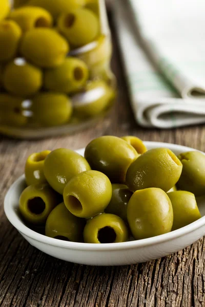 Зеленые оливки на кухонном столе — стоковое фото