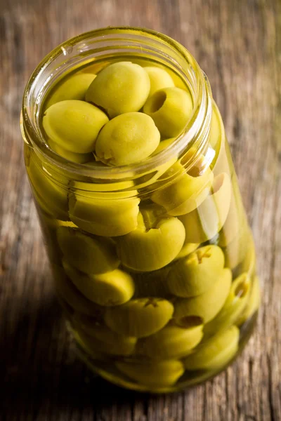 Green olives on kitchen table — Stock Photo, Image