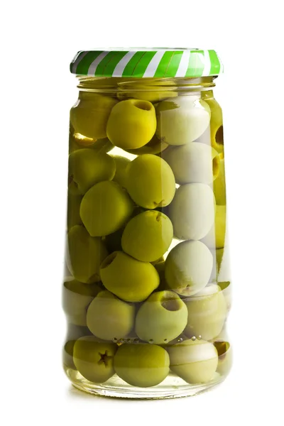 Зеленые оливки в стеклянной банке — стоковое фото