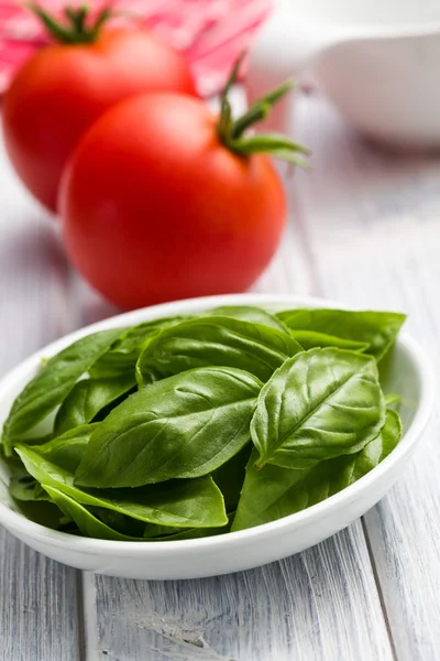 Fresh basil leaves and tomatoes — Stock Photo, Image