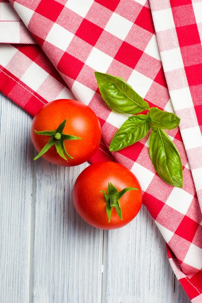 Hojas de albahaca fresca y tomates —  Fotos de Stock
