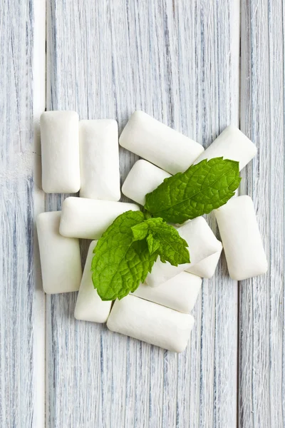 Mint leaves and chewing gum — Stock Photo, Image