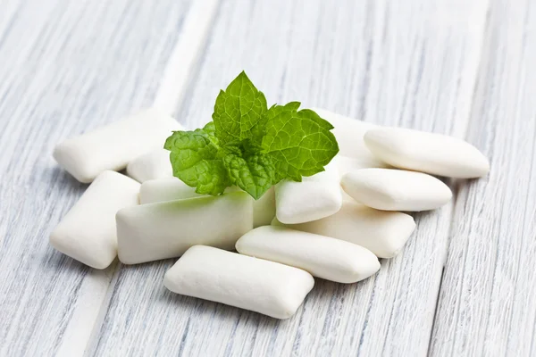 Mint leaves and chewing gum — Stock Photo, Image