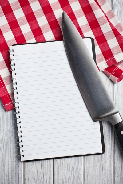 Leeres Rezeptbuch mit Küchenmesser — Stockfoto