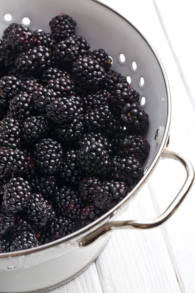 Blackberry фрукты в фильтре — стоковое фото
