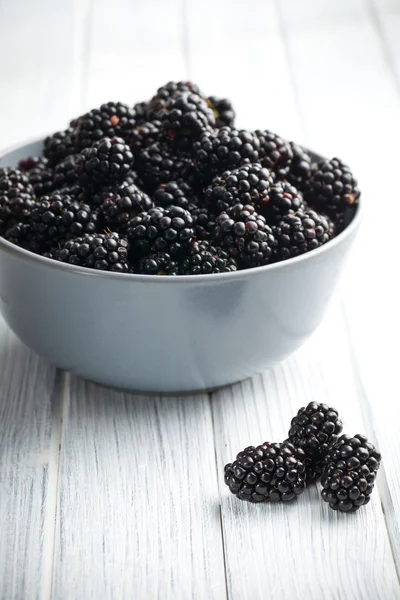 BlackBerry vruchten in kom — Stockfoto