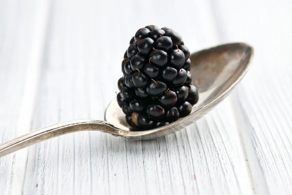 Fruta de amora preta em colher de prata — Fotografia de Stock