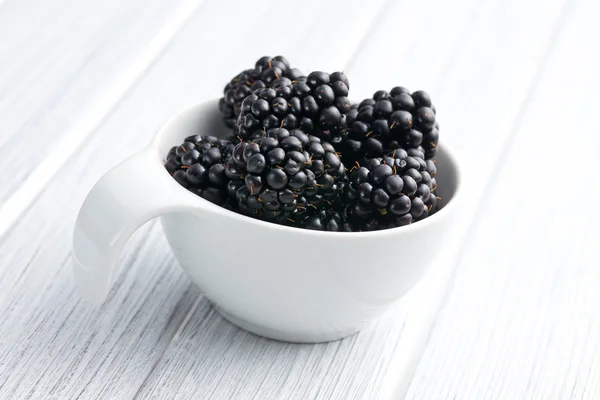Blackberry fruits dans un bol — Photo