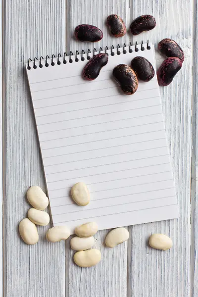 Livro de receitas em branco com feijão — Fotografia de Stock