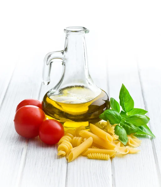 Pastas italianas con albahaca, tomates y aceite de oliva —  Fotos de Stock
