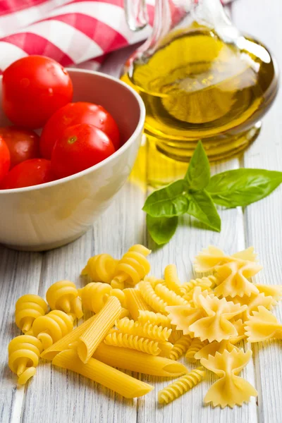 Pastas italianas con albahaca, tomates y aceite de oliva —  Fotos de Stock