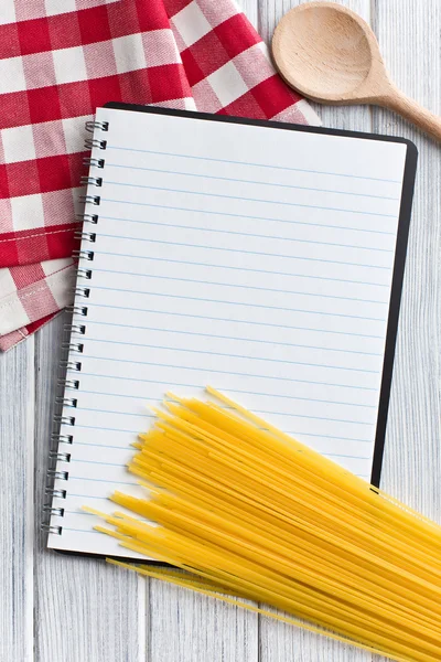 Leeres Rezeptbuch mit italienischen Spaghetti — Stockfoto