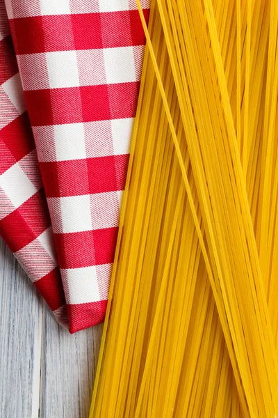 Spaghetti op keukentafel — Stockfoto