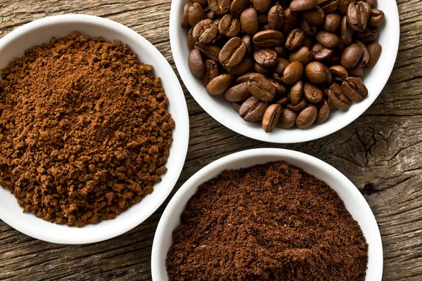 Kaffeebohnen, gemahlener Kaffee und Instantkaffee — Stockfoto