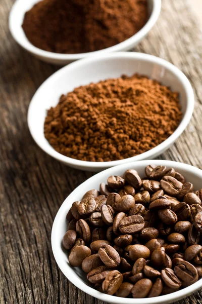 Granos de café, café molido y café instantáneo — Foto de Stock