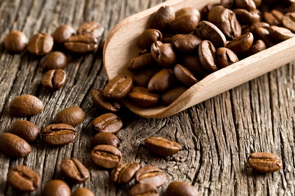 Ziarna kawy w drewnianej miarce — Zdjęcie stockowe