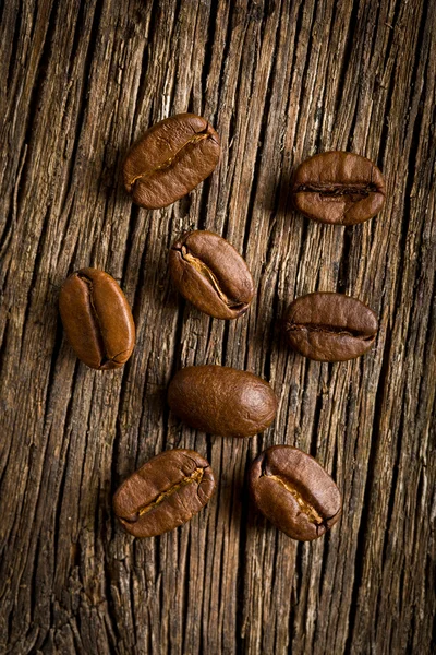 Grains de café sur fond en bois — Photo