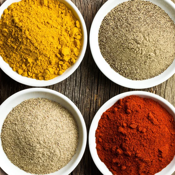 Olika färgade kryddor — Stockfoto