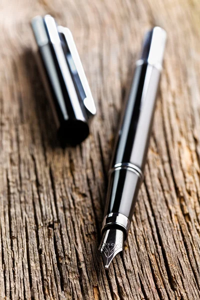 A caneta-tinteiro no fundo de madeira velho — Fotografia de Stock