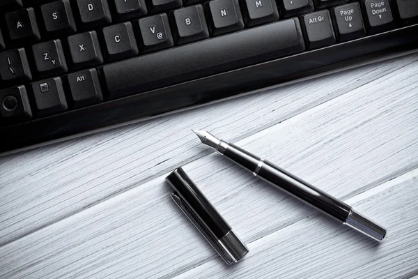 万年筆とコンピューターのキーボード — ストック写真