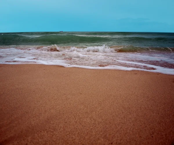 Fale przybrzeżne przy południowej plaży — Zdjęcie stockowe