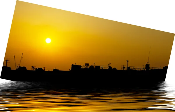 Силуэт корабля с закатом — стоковое фото