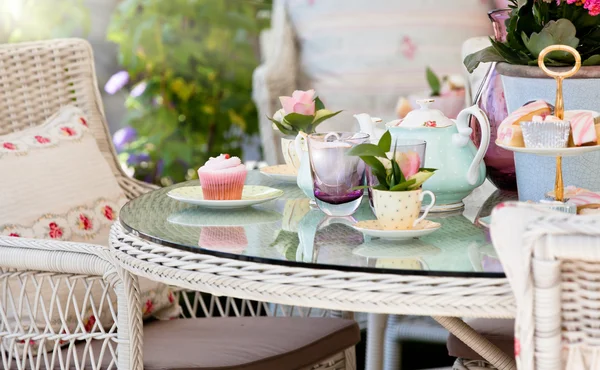 's middags thee en gebak in de tuin — Stockfoto